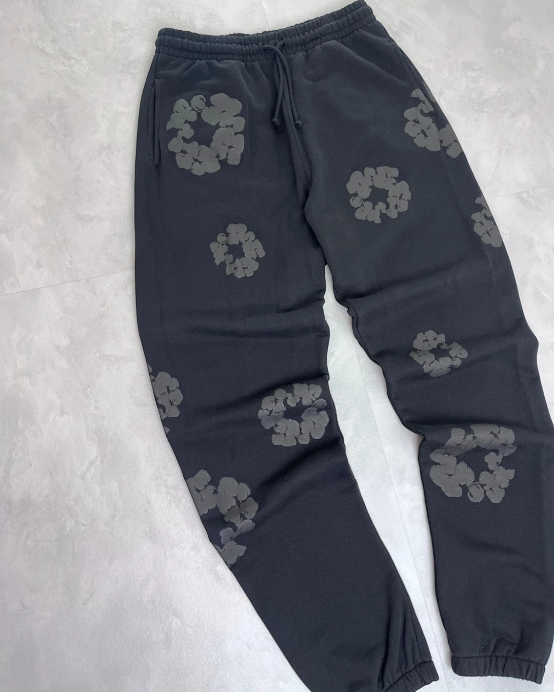 Denim Tears Mono Cotton Wreath Bottoms black on black - M