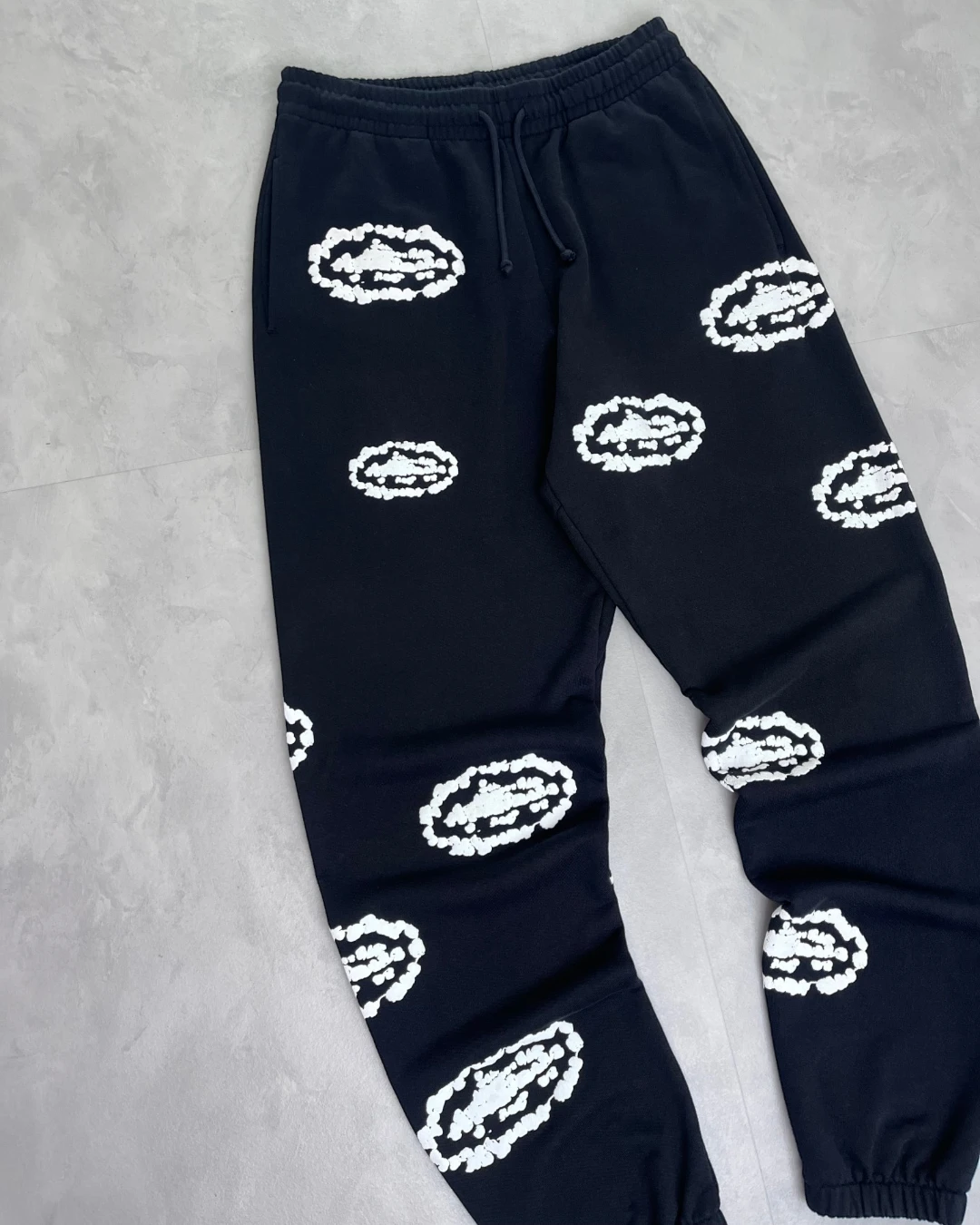 Corteiz X Denim Tears Cotton Wreath Bottoms black – M