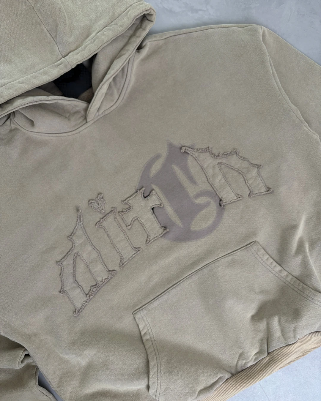 Corvidae X Ditch Patch Pullover sand