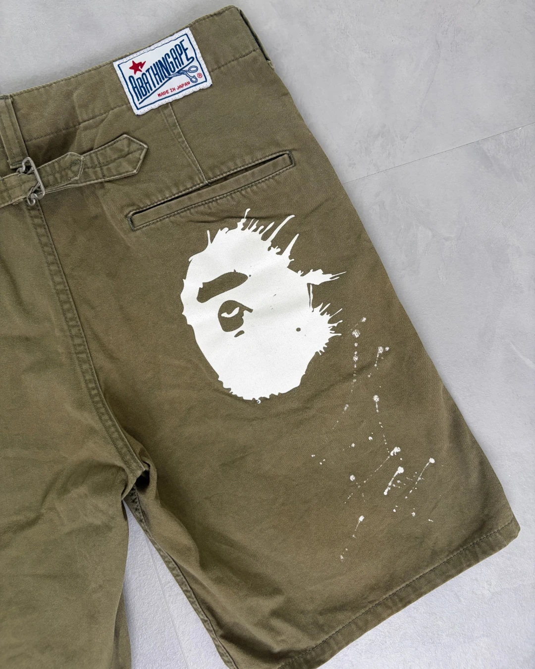 Bape Painted Head Cargo Shorts khaki green – S