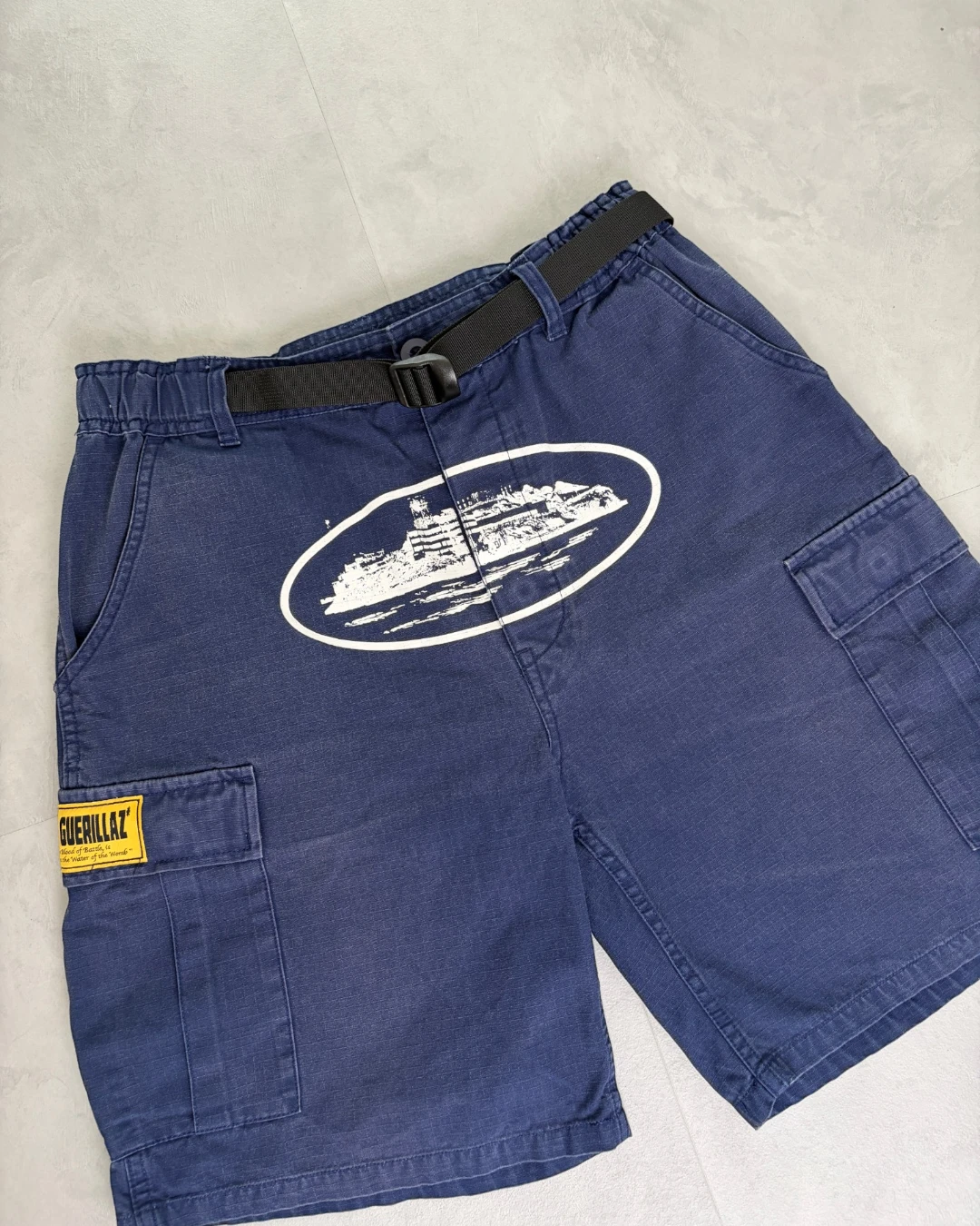Corteiz Alcatraz Cargo Shorts navy / white – M