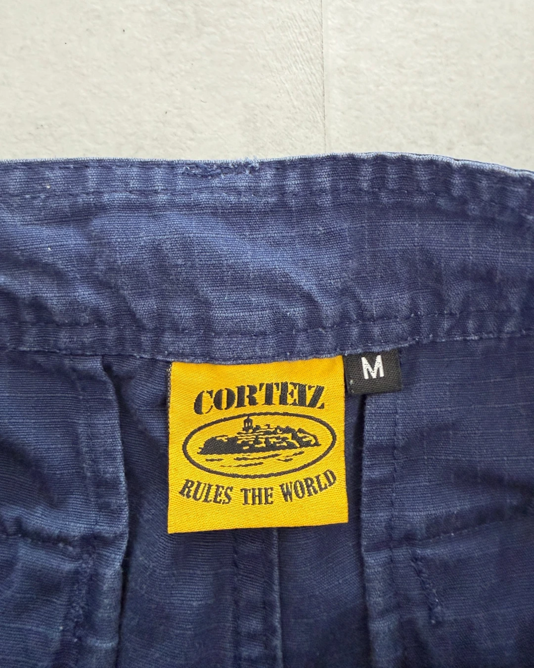 Corteiz Alcatraz Cargo Shorts navy / white – M