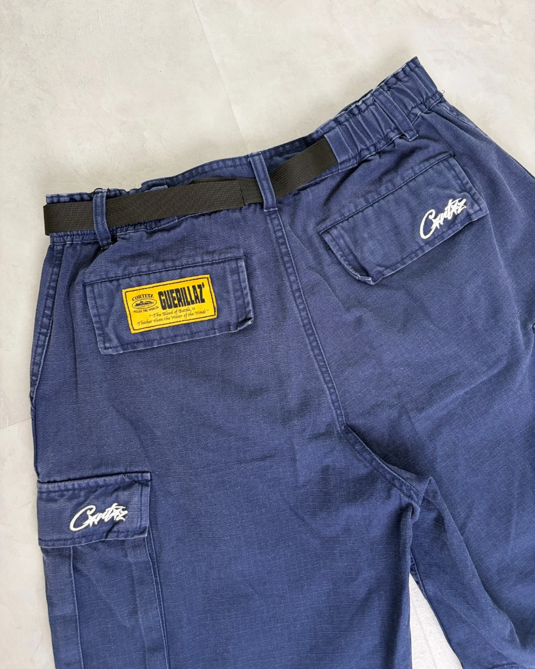 Corteiz Alcatraz Cargo Shorts navy / white – M
