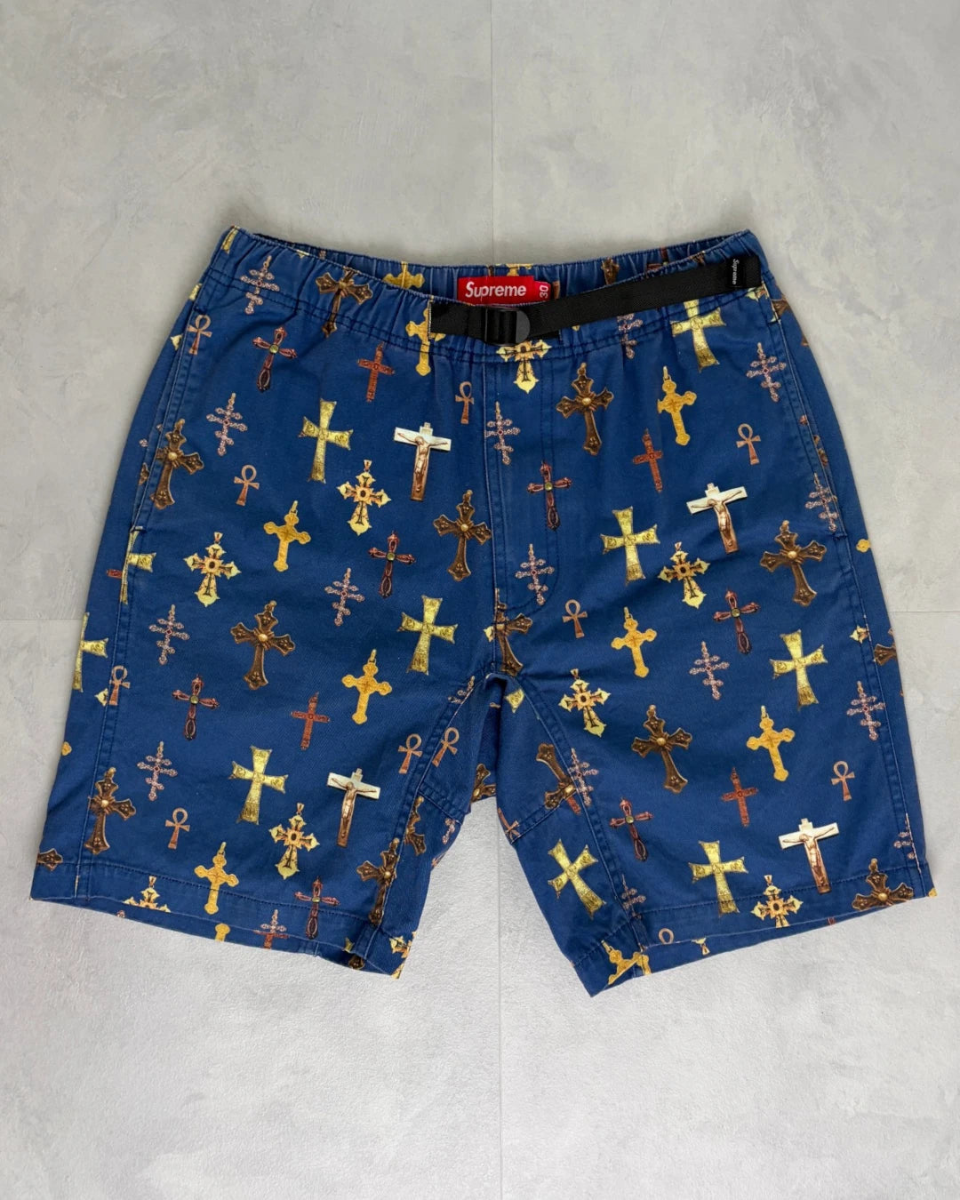 SUPREME CROSS PRINT BELTED SHORTS NAVY – W30