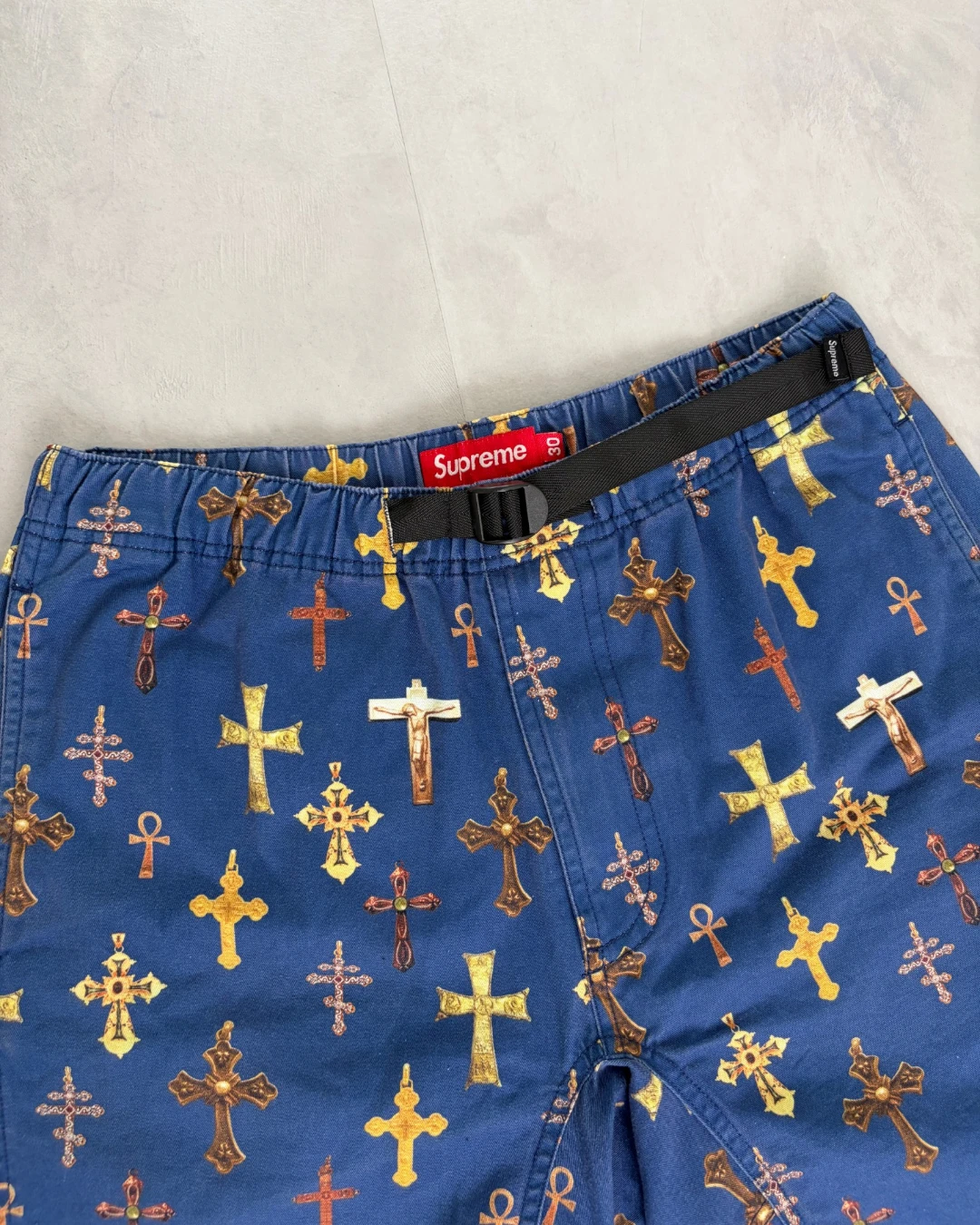 SUPREME CROSS PRINT BELTED SHORTS NAVY – W30