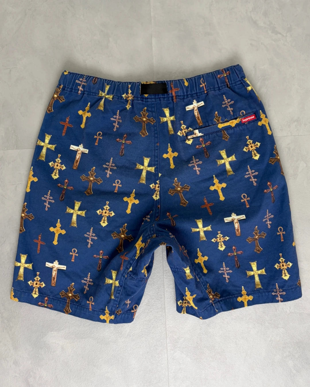SUPREME CROSS PRINT BELTED SHORTS NAVY – W30