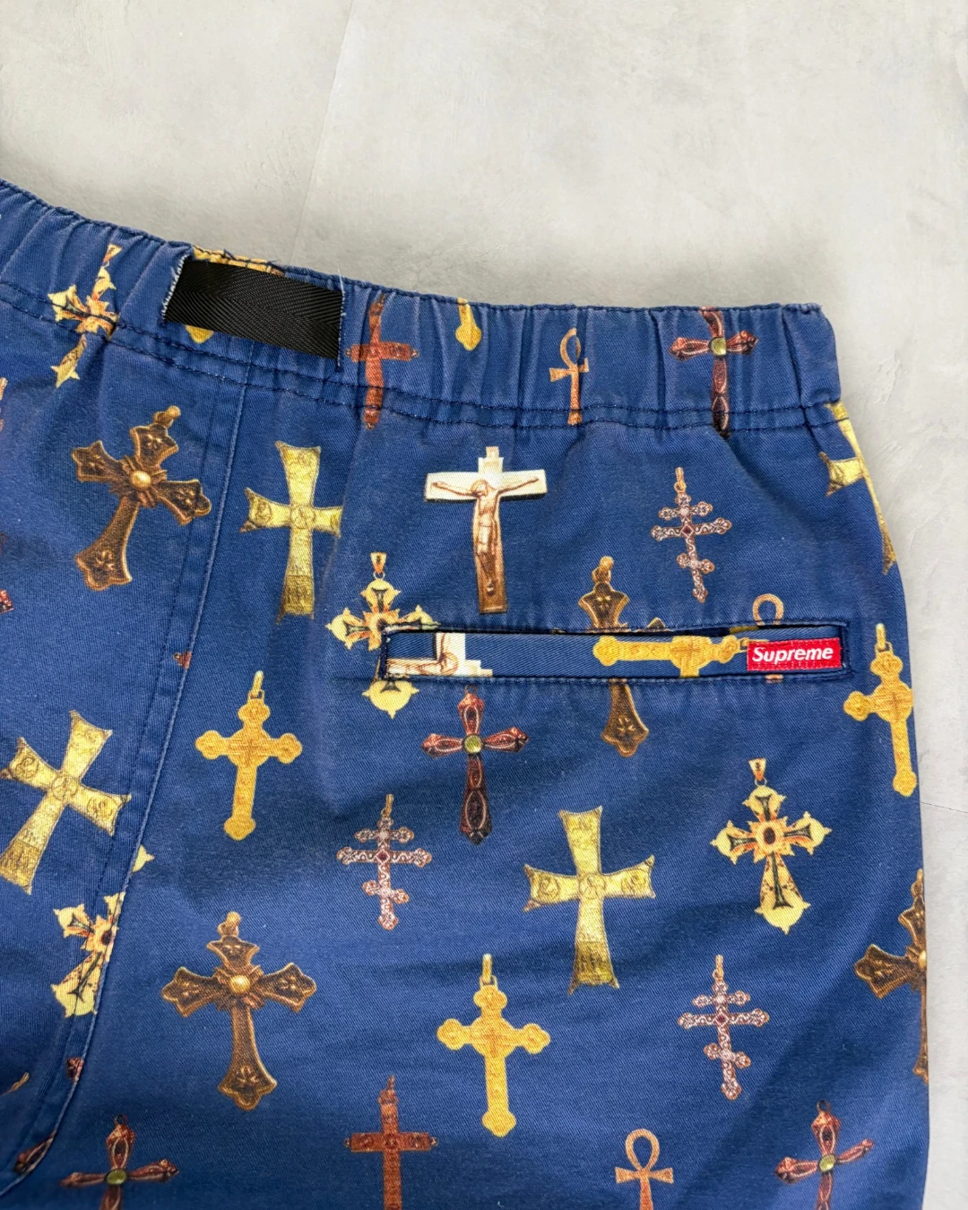 SUPREME CROSS PRINT BELTED SHORTS NAVY – W30